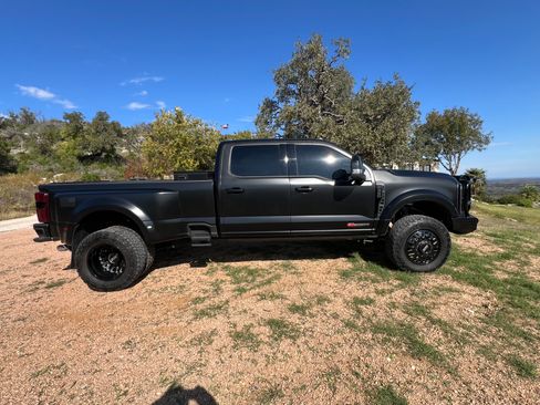 Used 2025 Ford F450 Platinum w/ FX4 Off-Road Package image 2