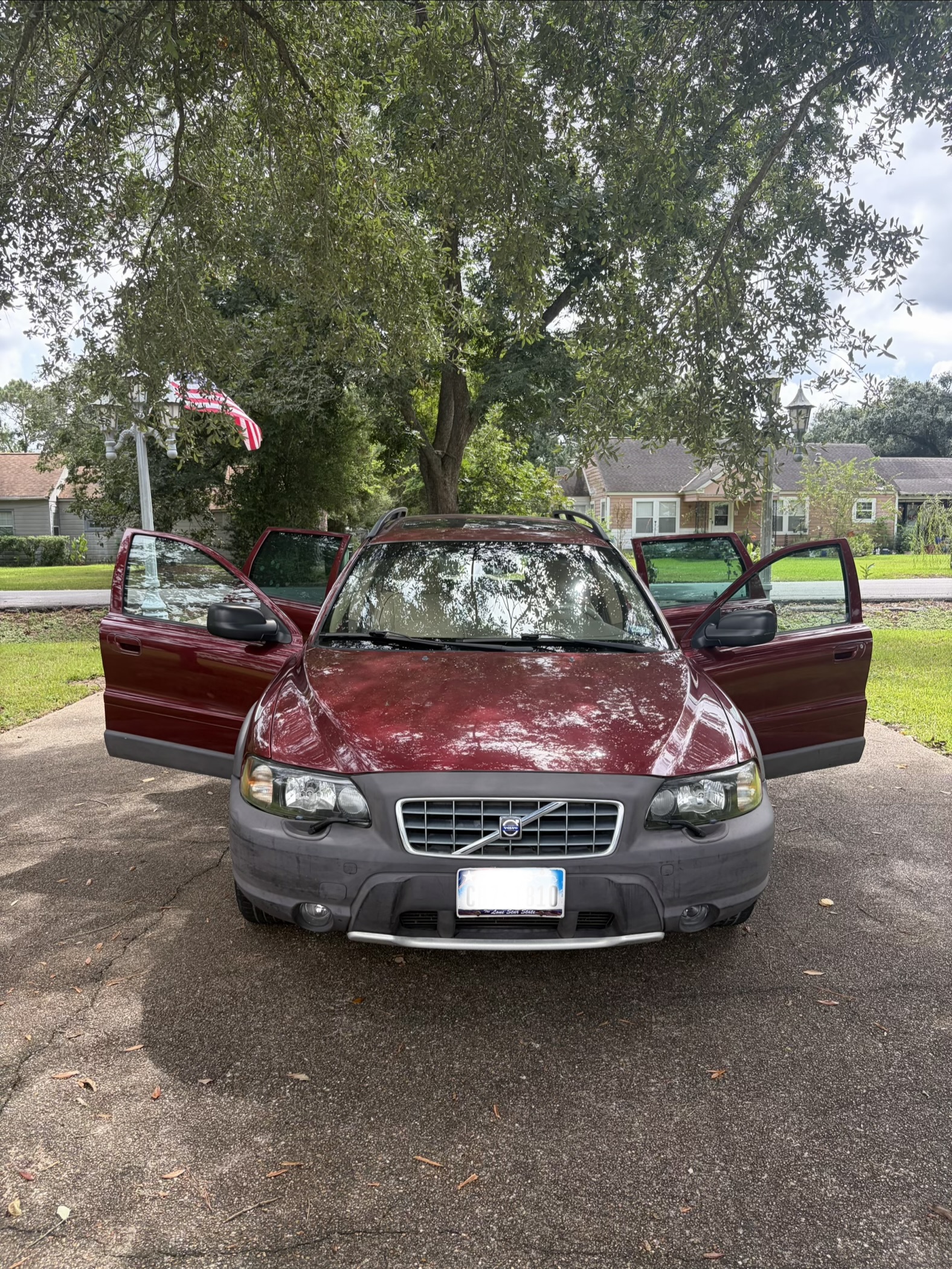 Used 2004 Volvo XC70 AWD/4WD image 1