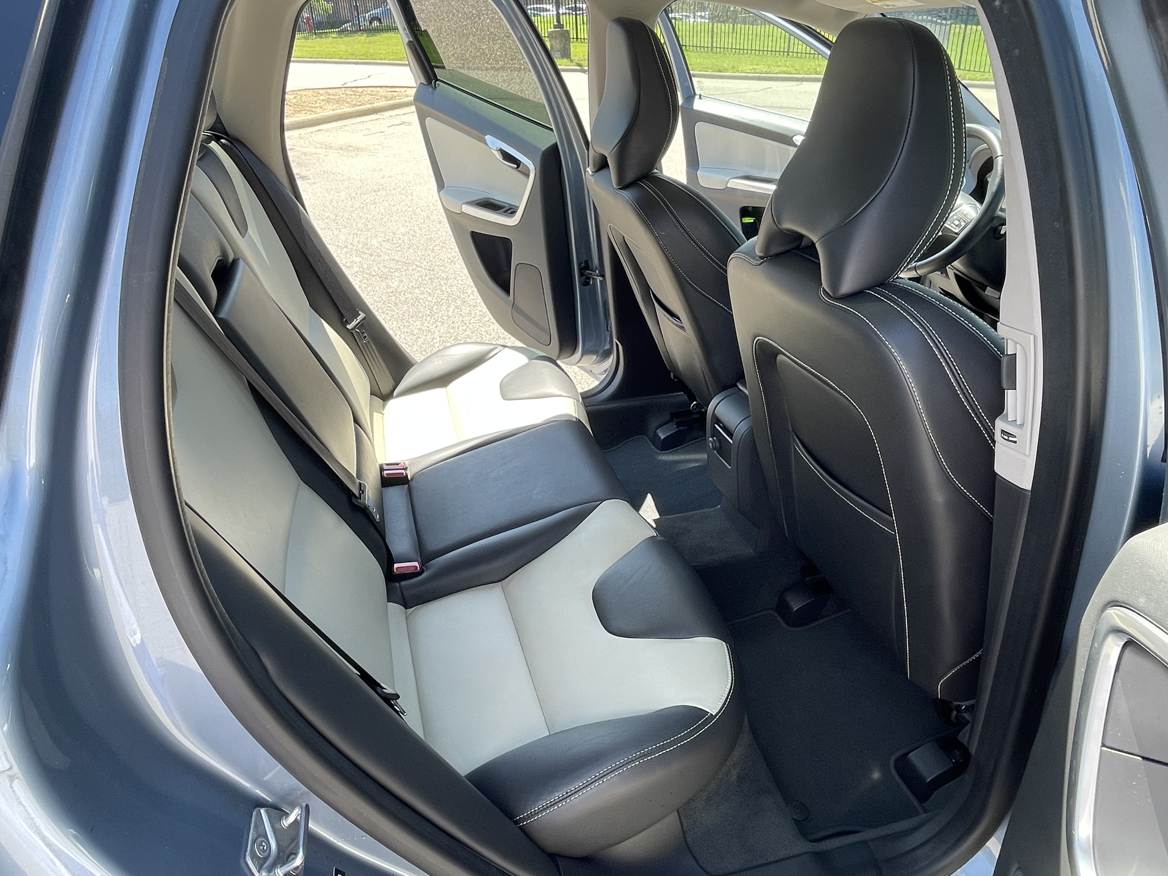 Used 2017 Volvo XC60 T5 Dynamic w/ Preferred Option Package FWD image 10