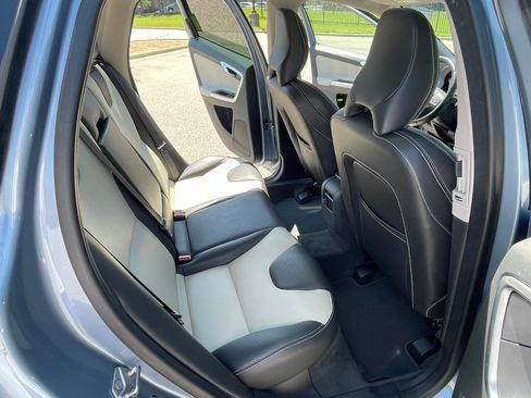 Used 2017 Volvo XC60 T5 Dynamic w/ Preferred Option Package FWD image 10