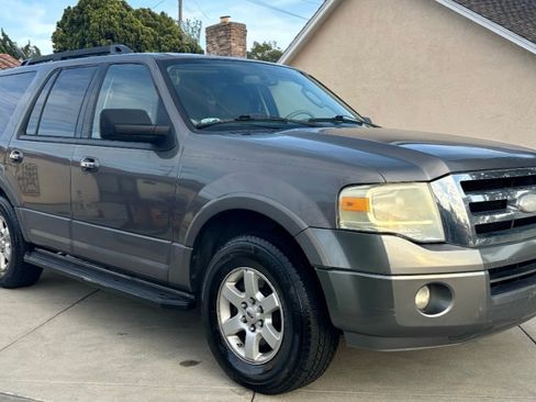 Used 2010 Ford Expedition XLT image 1