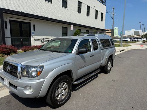 Used 2011 Toyota Tacoma 4x4 Access Cab V6 w/ TRD Off-Road Pkg image 4