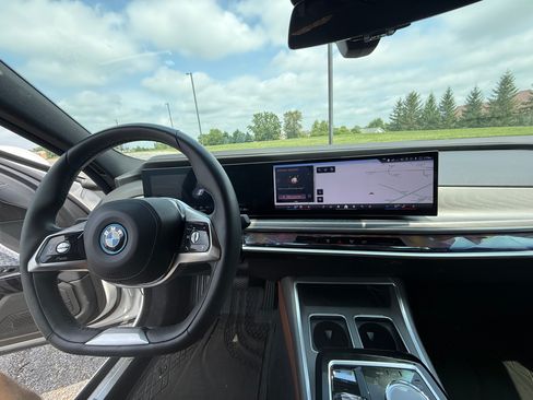Used 2023 BMW i7 xDrive60 w/ Executive Package 2 AWD/4WD image 12
