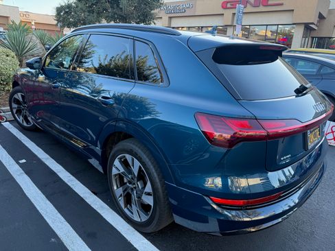 Used 2023 Audi e-tron Premium image 2