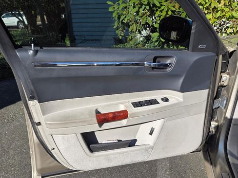 Used 2006 Chrysler 300 C w/ Navigation & Sound Group II image 15