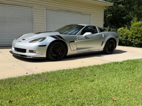 Used 2009 Chevrolet Corvette Coupe w/ Z51 Performance Package RWD image 5