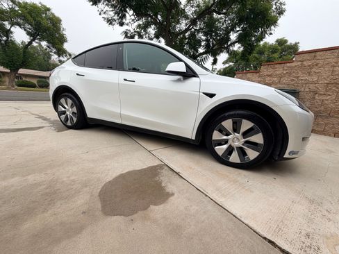 Used 2021 Tesla Model Y Long Range image 2