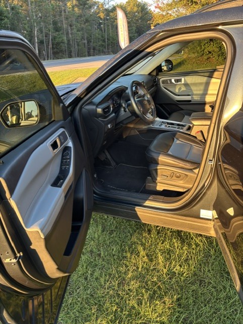 Used 2022 Ford Explorer XLT w/ Equipment Group 202A RWD image 8