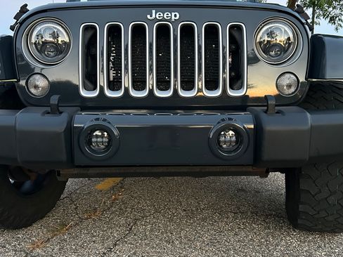 Used 2016 Jeep Wrangler Unlimited Sahara w/ Connectivity Group AWD/4WD image 22