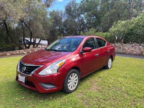 Used 2018 Nissan Versa SV FWD image 1