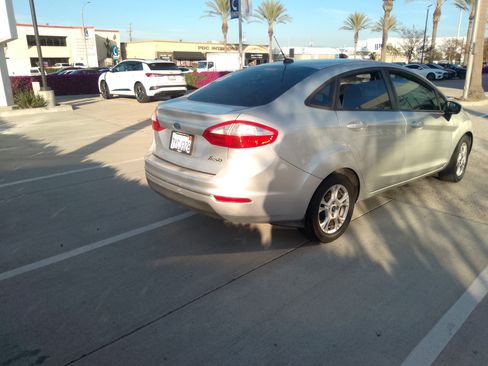 Used 2014 Ford Fiesta SE image 8