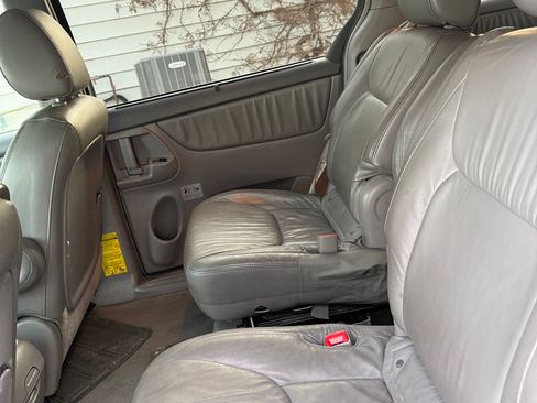 Used 2010 Toyota Sienna XLE Limited image 17