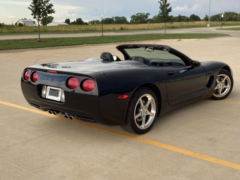 Used 2001 Chevrolet Corvette Convertible w/ Preferred Equipment Group2 RWD image 2