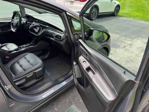Used 2023 Chevrolet Bolt LT w/ Infotainment Package FWD image 11