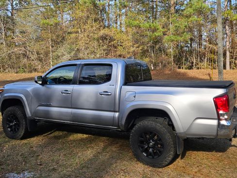 Used 2019 Toyota Tacoma SR5 image 2