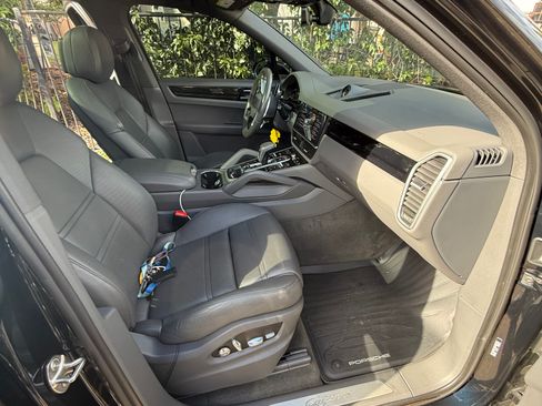 Used 2021 Porsche Cayenne Sport Utility 4D image 15