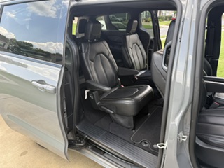 Used 2023 Chrysler Pacifica Touring-L w/ S Appearance Package FWD image 10