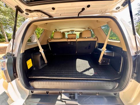 Used 2018 Toyota 4Runner SR5 AWD/4WD image 11