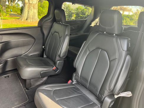 Used 2021 Chrysler Pacifica Touring-L w/ Premium & Safety Sphere Group FWD image 8