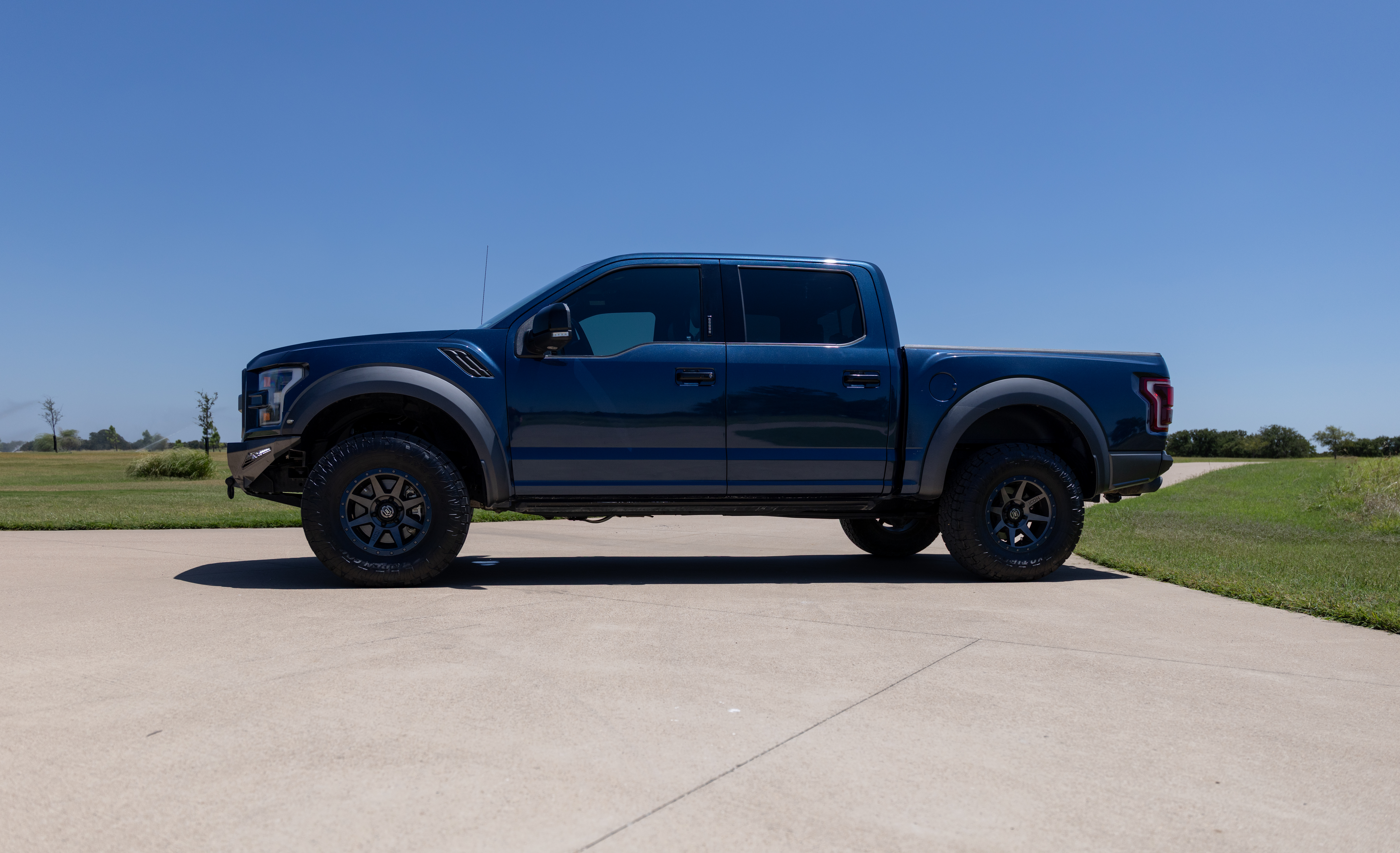 Used 2018 Ford F150 Platinum w/ Equipment Group 701A Luxury AWD/4WD image 8