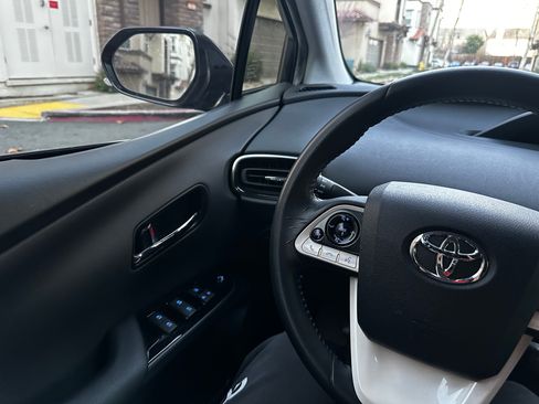 Used 2018 Toyota Prius Prime Premium image 12