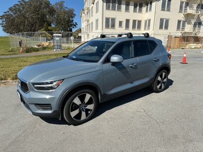 Used 2020 Volvo XC40 T5 Momentum w/ Premium Package
