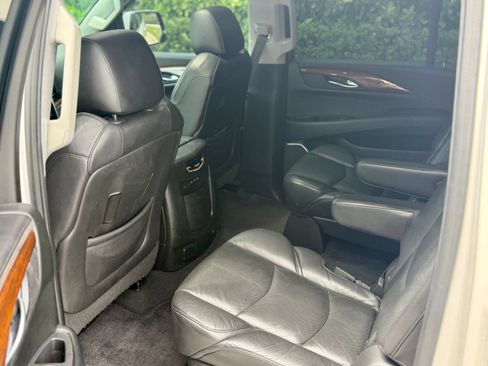 Used 2018 Cadillac Escalade ESV Luxury RWD image 29