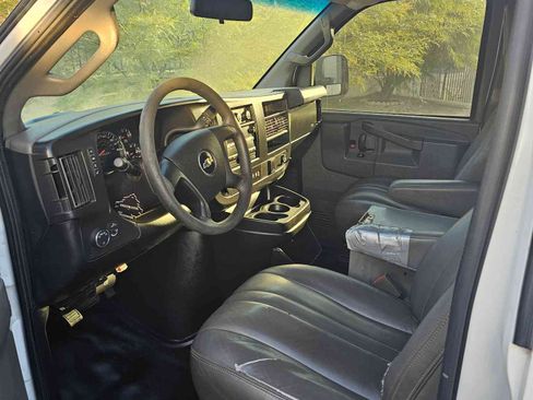 Used 2019 Chevrolet Express 2500 Extended image 2