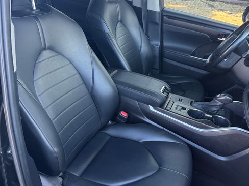 Used 2021 Toyota Highlander XLE FWD image 13