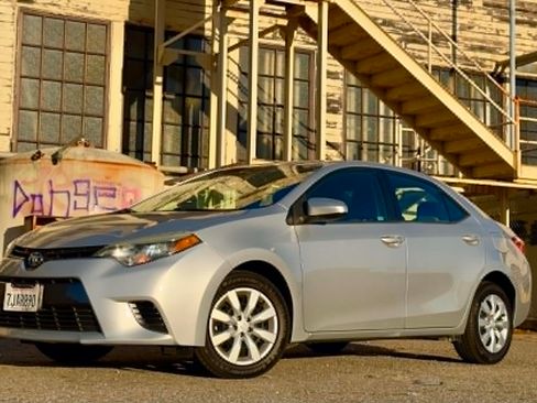 Used 2015 Toyota Corolla LE FWD image 2