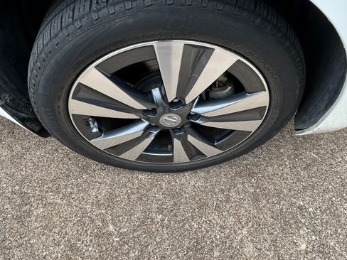 Used 2015 Nissan Leaf SL w/ Premium Package image 10