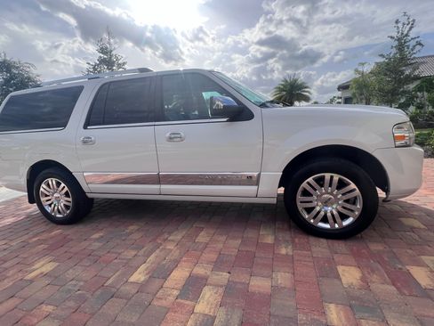 Used 2011 Lincoln Navigator L 4WD image 6