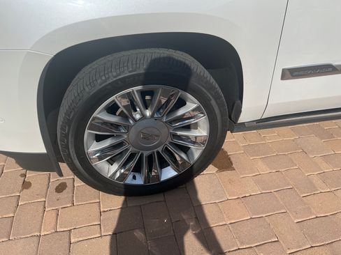 Used 2019 Cadillac Escalade Platinum AWD/4WD image 16