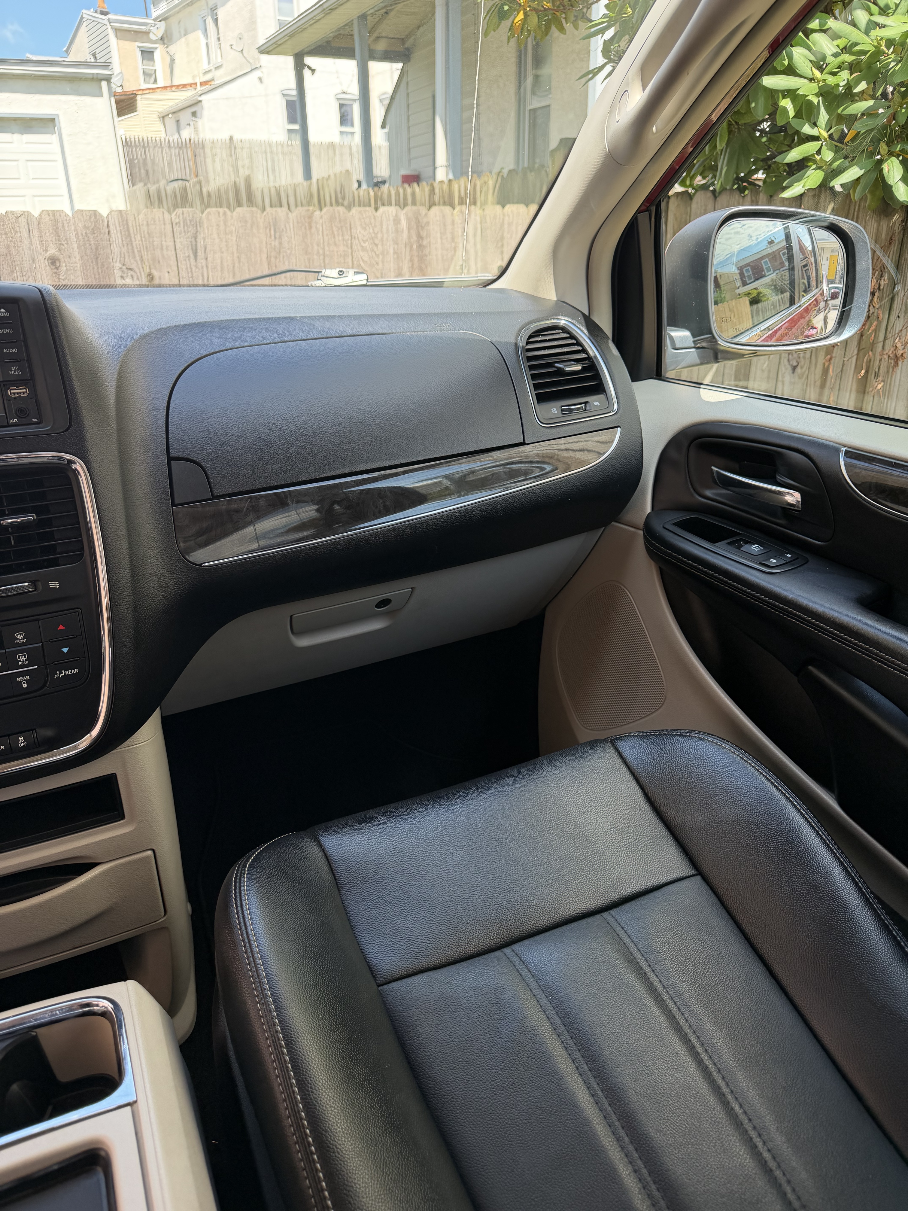 Used 2014 Chrysler Town & Country Touring FWD image 10