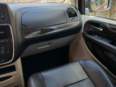 Used 2014 Chrysler Town & Country Touring FWD image 10