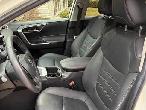 Used 2022 Toyota RAV4 XLE Premium image 10