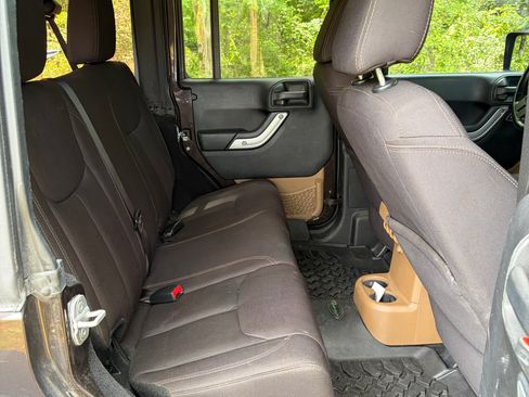 Used 2013 Jeep Wrangler Unlimited Rubicon w/ Max Tow Pkg AWD/4WD image 11