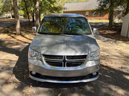 Used 2018 Dodge Grand Caravan SXT image 1