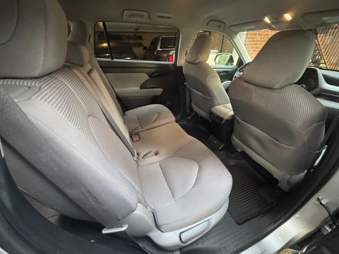 Used 2023 Toyota Highlander LE FWD image 14