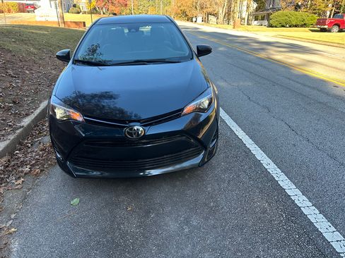 Used 2019 Toyota Corolla LE image 2