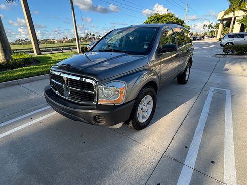 Used 2005 Dodge Durango SXT image 2