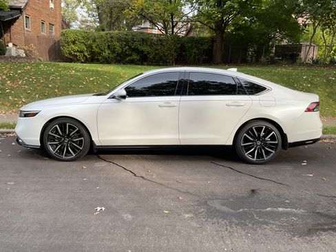 Used 2025 Honda Accord Touring image 1