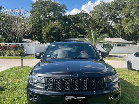 Used 2018 Jeep Grand Cherokee Laredo image 2