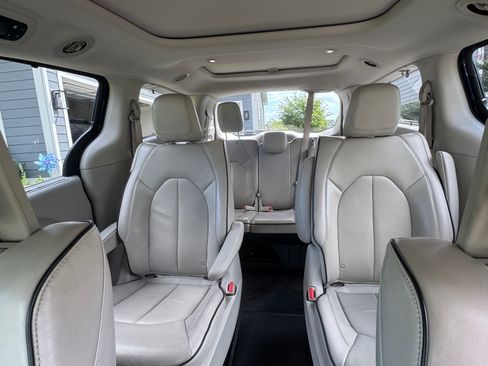 Used 2018 Chrysler Pacifica Limited w/ Advanced Safetytec Group FWD image 2