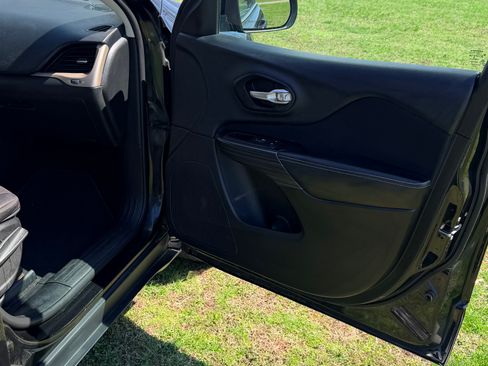 Used 2015 Jeep Cherokee Latitude image 12