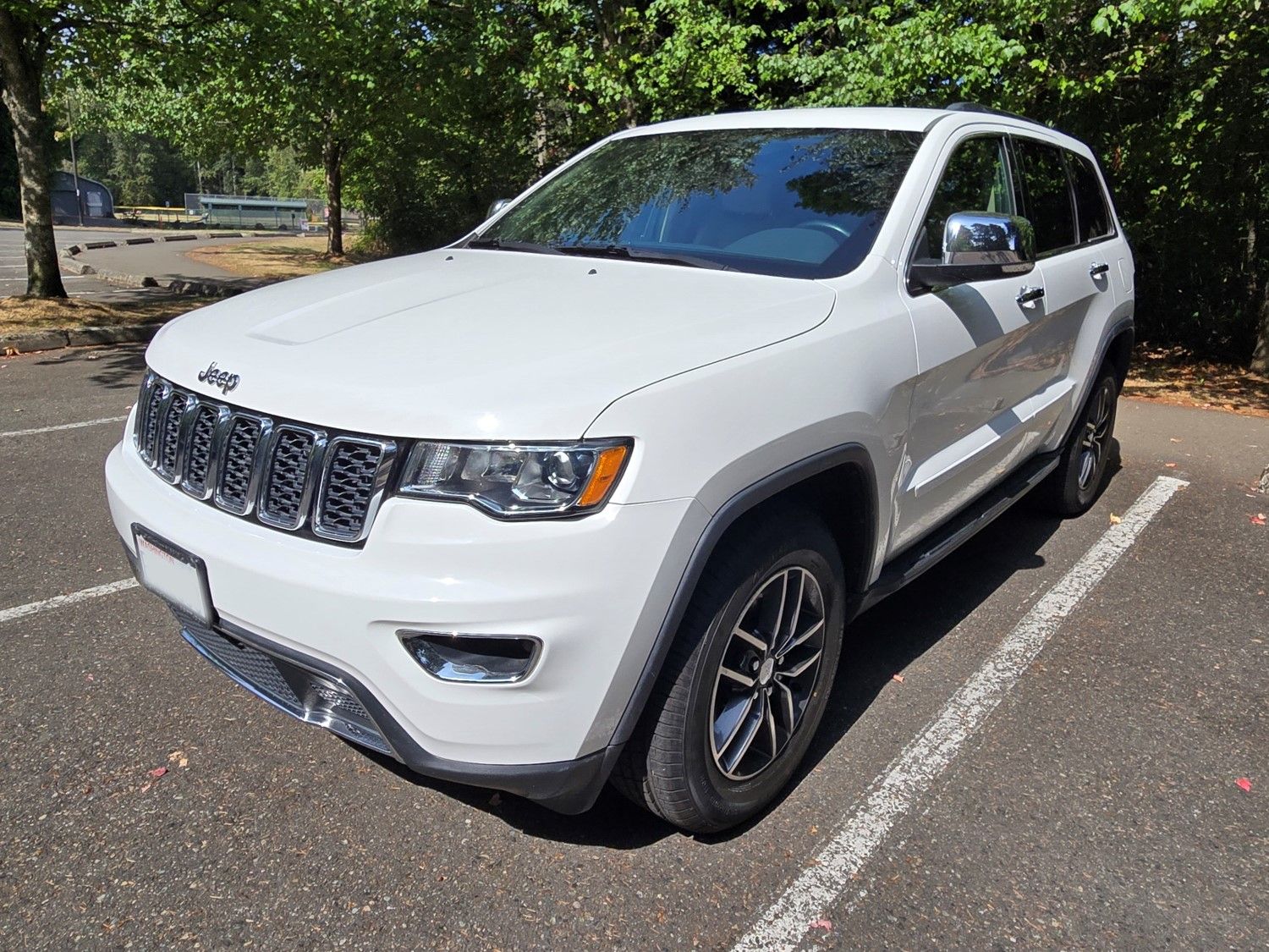 Used 2017 Jeep Grand Cherokee Limited AWD/4WD image 4
