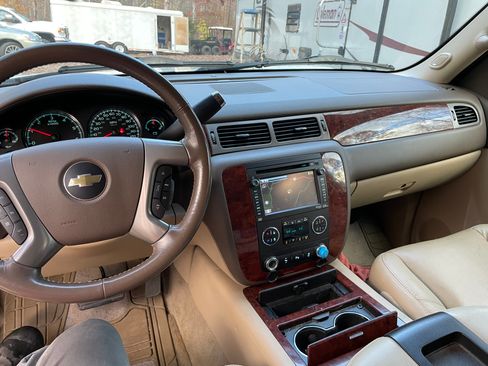 Used 2013 Chevrolet Suburban LTZ image 14