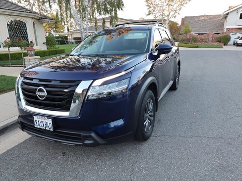 Used 2022 Nissan Pathfinder SV image 1