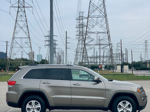 Used 2016 Jeep Grand Cherokee Laredo w/ Quick Order Package 23E image 11