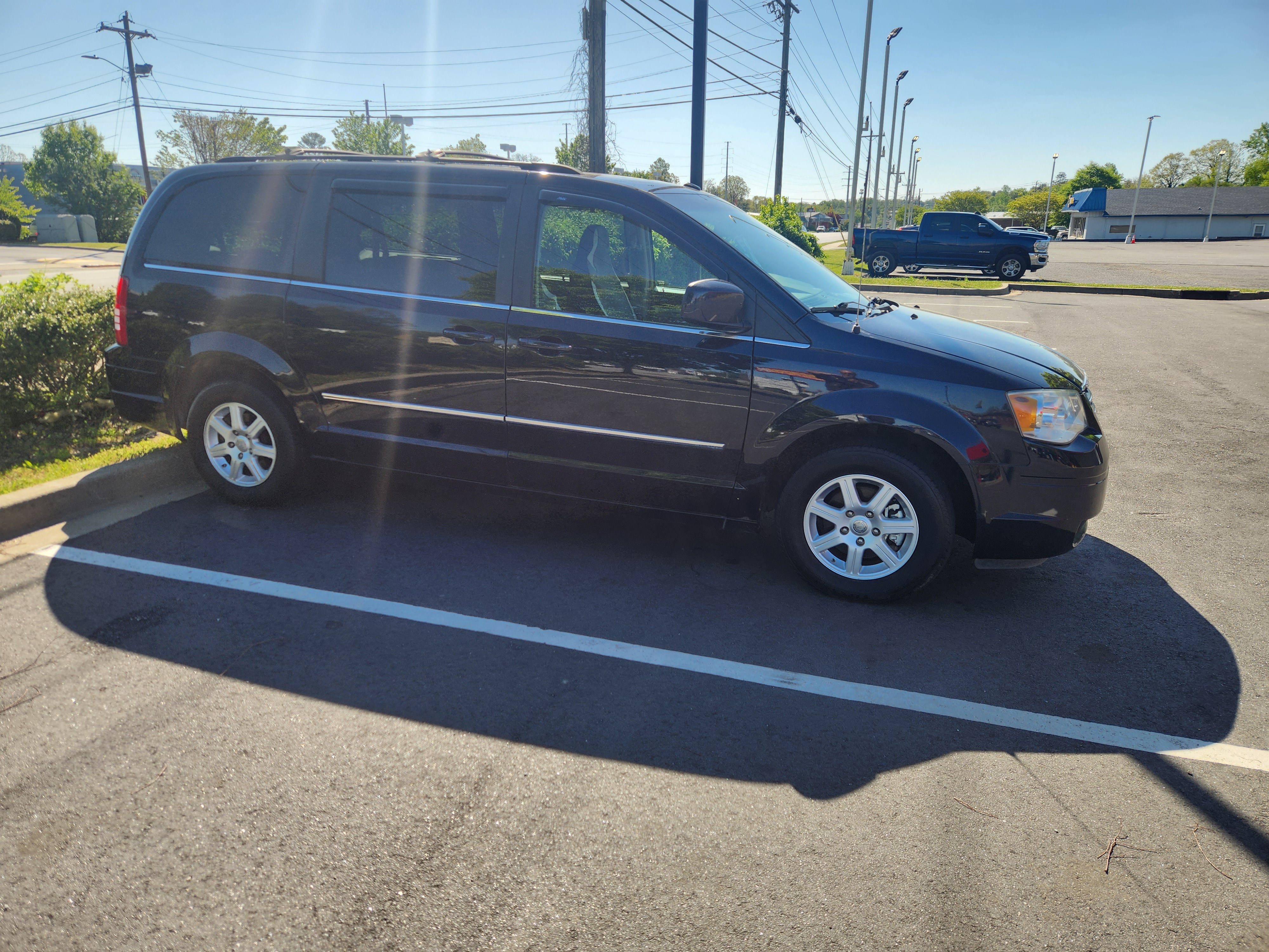 Used 2010 Chrysler Town & Country Touring FWD image 4